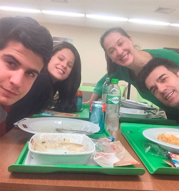 Sem maquiagem, Claudia Raia posa com filhos e namorado em foto