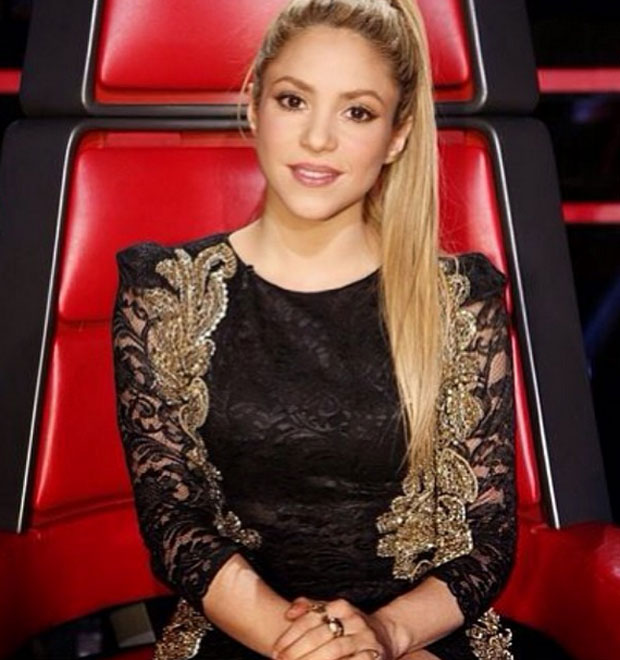 Shakira usa vestido de estilista brasileira no <i>The Voice</i>
