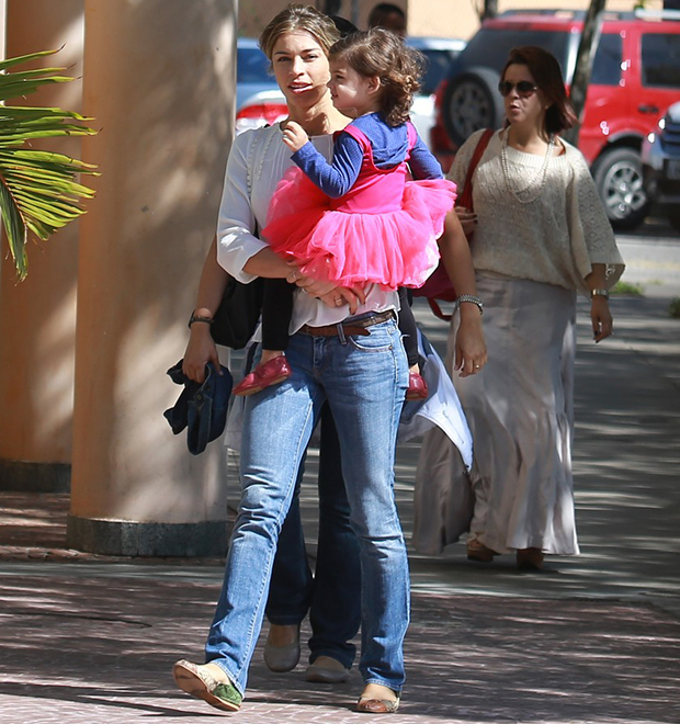 Grazi Massafera passeia com Sofia no <i>shopping</i>