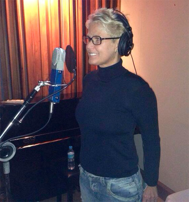Mesmo com o pé imobilizado, Xuxa divulga foto em estúdio de gravação