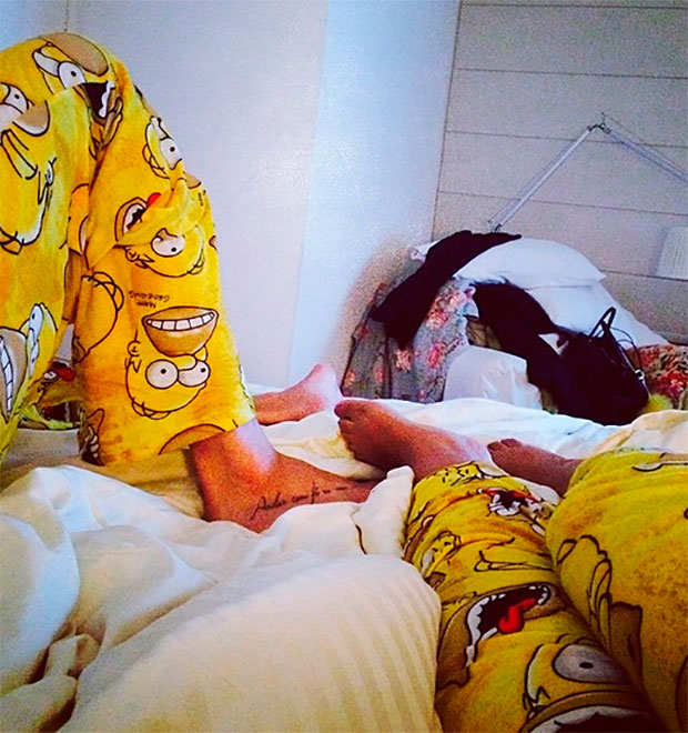 Preta Gil e seu noivo usam pijamas iguais. Veja!