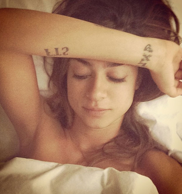 Thaila Ayala posta foto na cama após acordar
