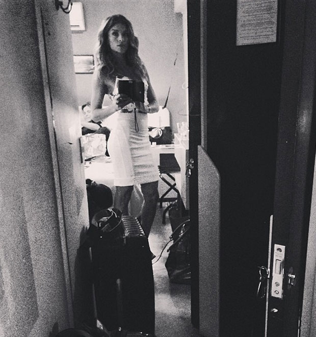 Grazi Massafera acorda cedo e mostra <i>look</i> antes de viajar