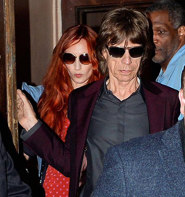 Claramente abatido, Mick Jagger dá seu último adeus à namorada em missa