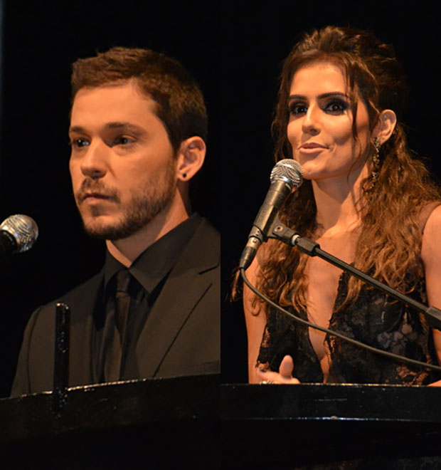 Deborah Secco apresenta premiação ao lado do namorado