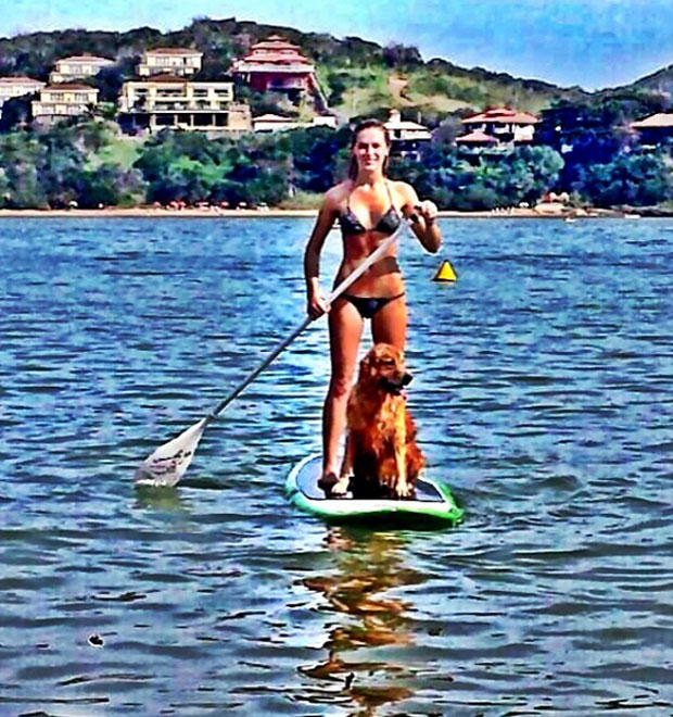Fiorella Mattheis faz <i>stand up paddle</i> com a cachorra