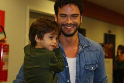 Giovanna Antonelli leva filhas gêmeas e filho para assistir espetáculo