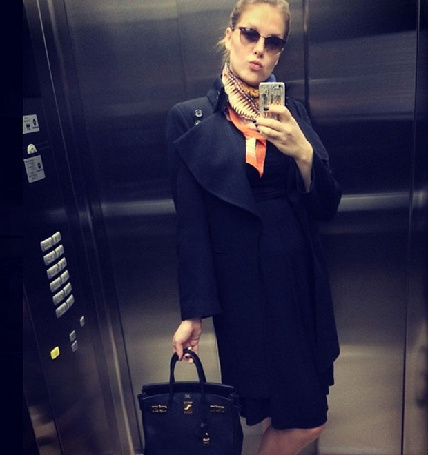 Ana Hickmann faz <i>selfie</i> dentro de elevador