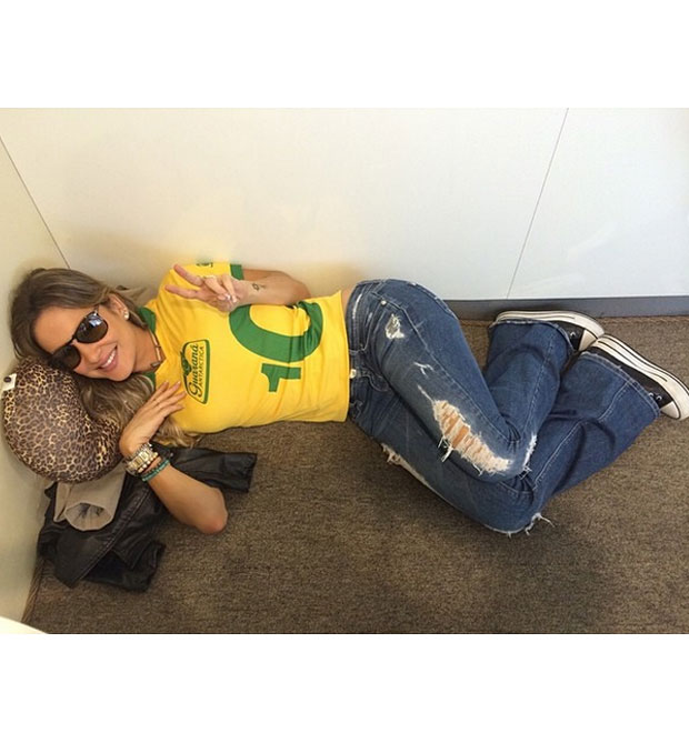 Rumo a Barcelona, Claudia Leitte descansa em chão de aeroporto
