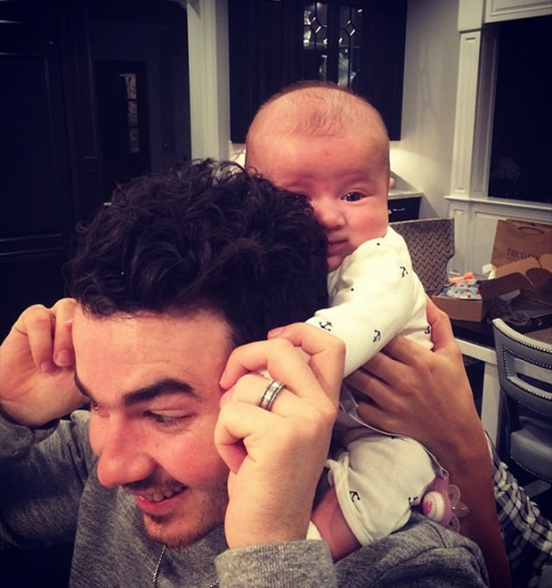 Kevin Jonas brinca de cavalinho com a filha de três meses
