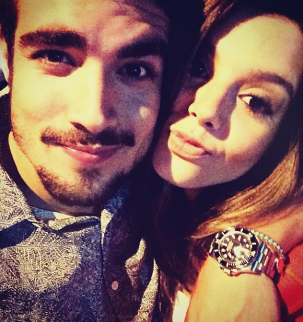 Giovanna Lancellotti posa de rostinho colado com Caio Castro