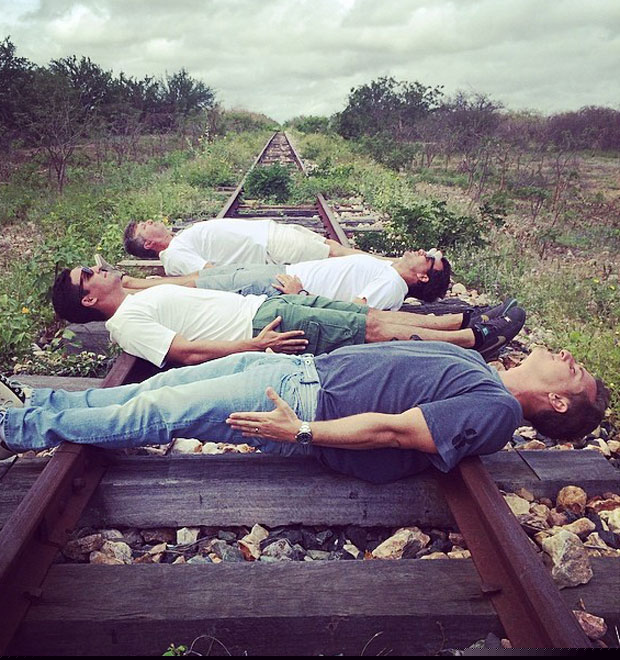 Luciano Huck posta foto deitado em trilhos de trem