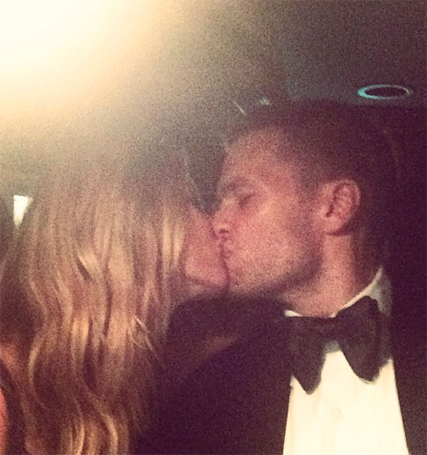 Após baile, Gisele Bündchen beija Tom Brady