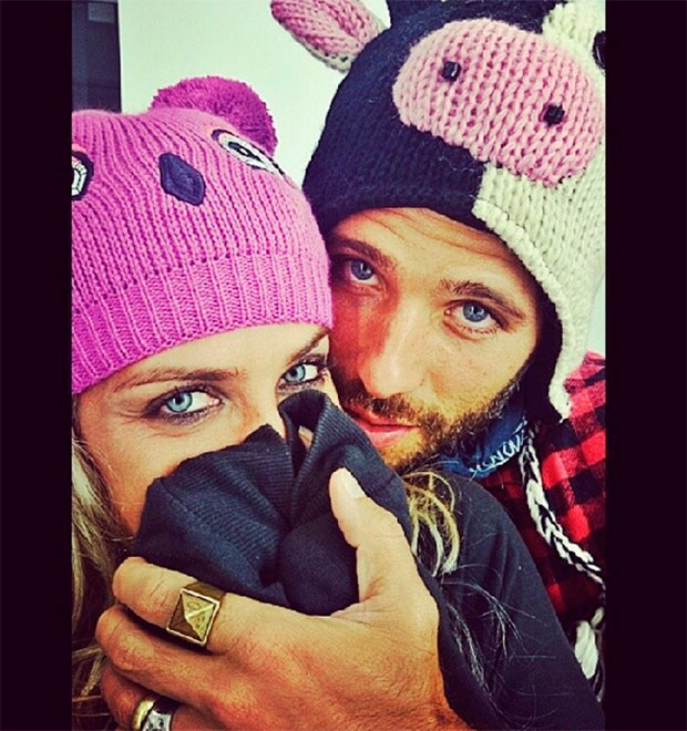 Ao lado de Bruno Gagliasso, Giovanna Ewbank chama atenção para campanha do agasalho