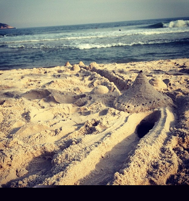 Isis Valverde vai à praia após tirar o colar cervical
