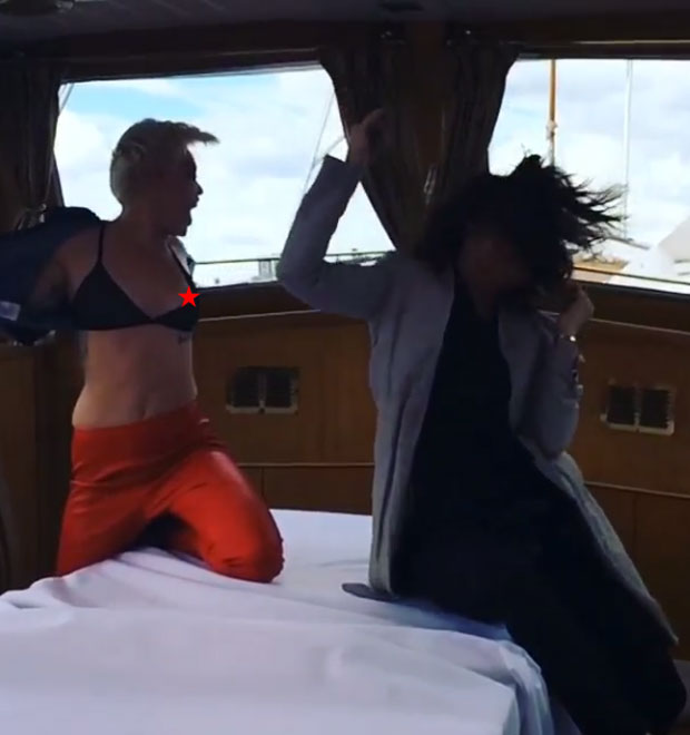 Miley Cyrus deixa seio à mostra em vídeo