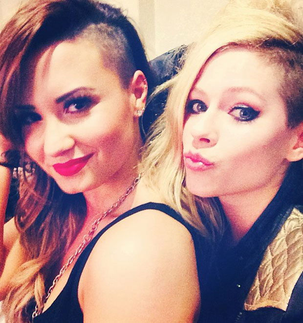 Demi Lovato e Avril Lavigne aparecem juntas em foto