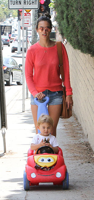 Alessandra Ambrósio usa <i>shorts</i> curtíssimo para passear com o filho