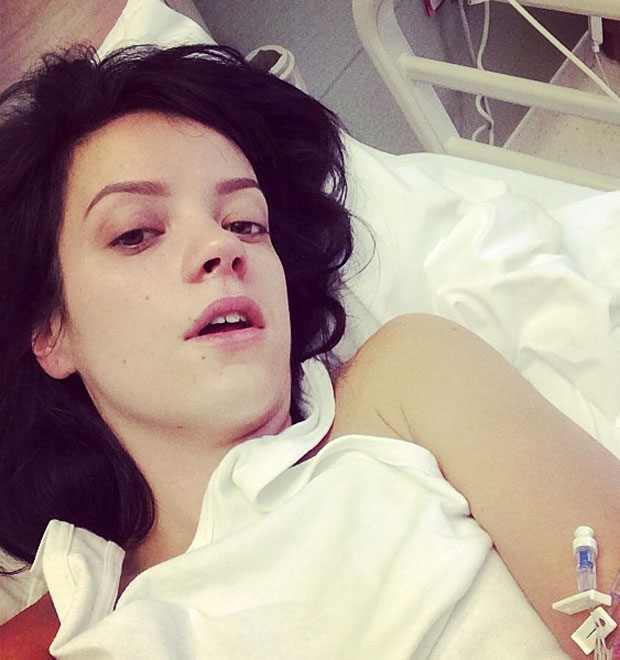 Lily Allen é internada e tira <i>selfie</i> em leito de hospital