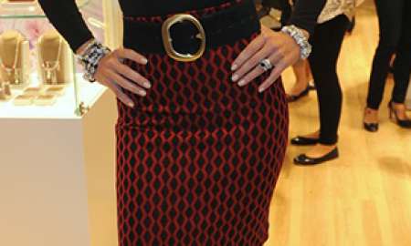 Adriane Galisteu usa <i>look</i> justo e comportado em inauguração de loja