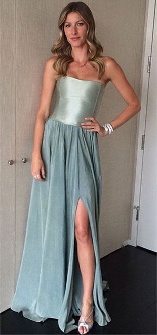 Gisele Bündchen usa vestido fendado para baile