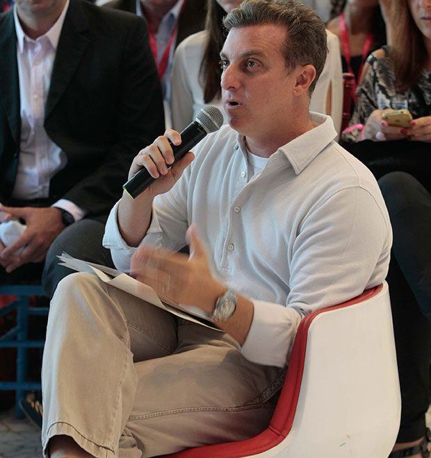 Jurado do evento, Luciano Huck comparece a final do prêmio <i>Google</i>