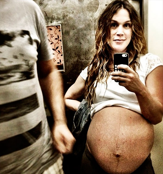Esposa de Thiago Lacerda faz foto <i>selfie</i> e mostra barriga de grávida
