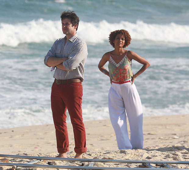 Murilo Benício e Taís Araújo gravam cenas de <i>Geração Brasil</i> em praia carioca