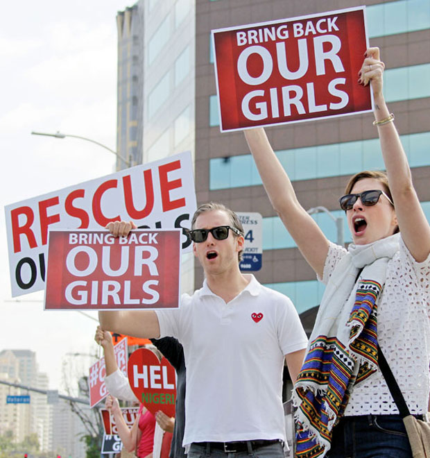 Anne Hathaway protesta nas ruas contra sequestro de nigerianas