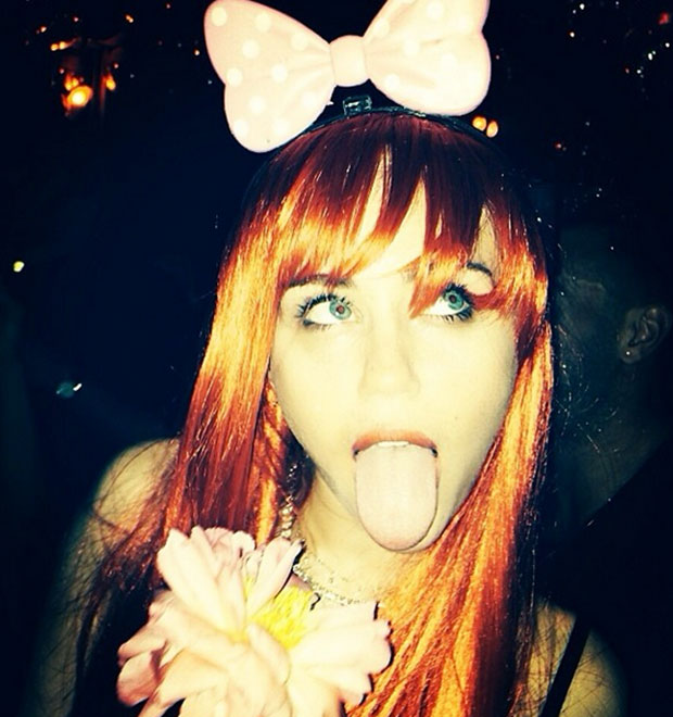 Miley Cyrus usa peruca vermelha, veja!