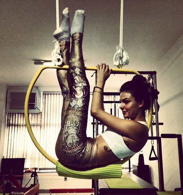 Após tirar colar cervical, Isis Valverde volta a fazer pilates, veja!