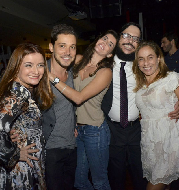 Ao lado do namorado, Deborah Secco prestigia evento de Lúcio Mauro Filho