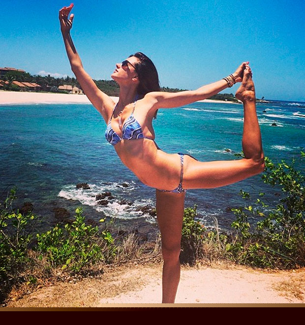 Alessandra Ambrósio mostra flexibilidade em paisagem paradisíaca
