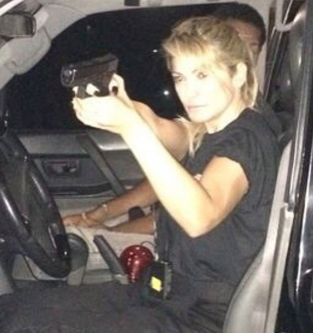 Antonia Fontenelle segura arma para rodar próximo filme. Veja!