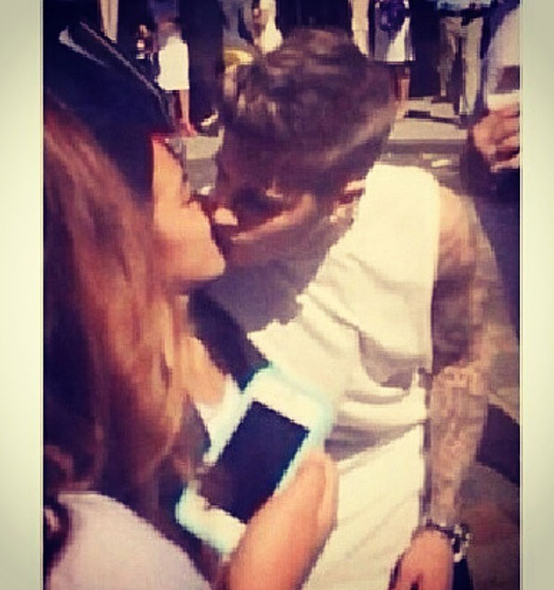 Justin Bieber dá selinho em fã sem querer, entenda!