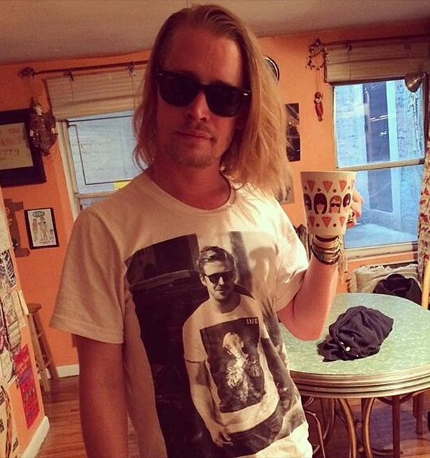 Macaulay Culkin usa camiseta com estampa de Ryan Gosling o homenageando, entenda!
