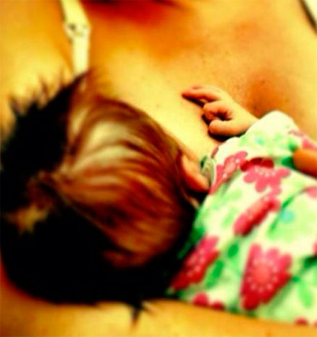 Thiago Lacerda divulga foto da filha sendo amamentada