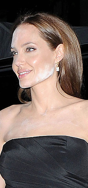 Maquiador explica erro de maquiagem de Angelina Jolie