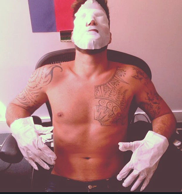 Sem camisa, Ricky Martin posta foto usando máscara de hidratação