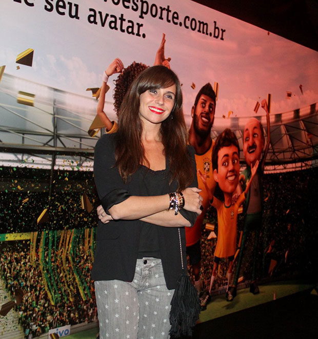 De batom vermelho, Giovanna Antonelli participa de evento