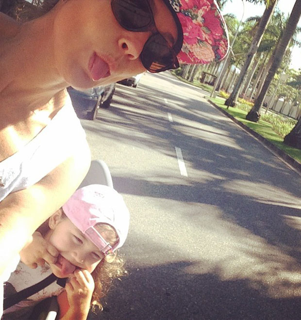 Flavia Alessandra passeia de bicicleta com a filha Olivia