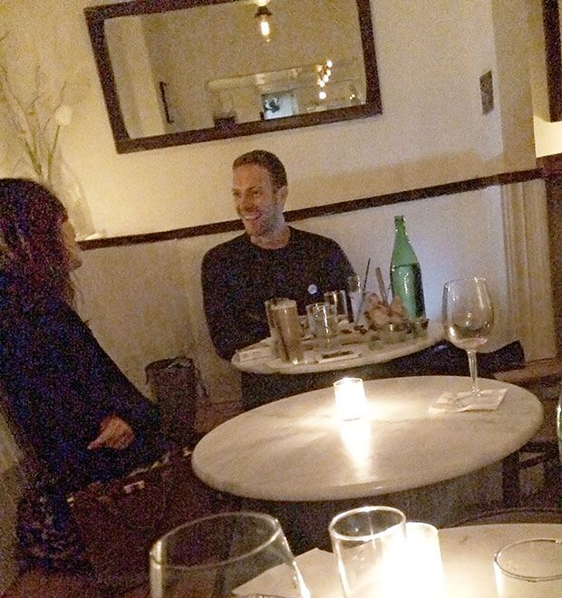 Veja foto de encontro de Chris Martin com <i>fashionista</i>
