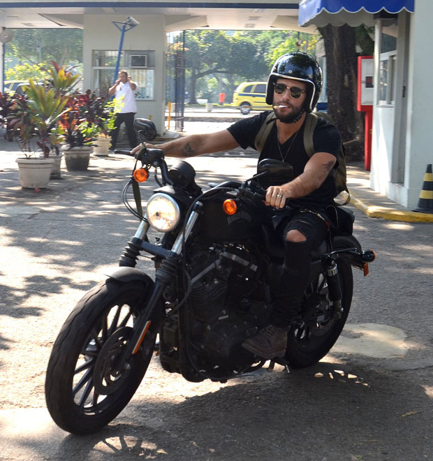 Bruno Gagliasso anda de moto e exibe as tatuagens