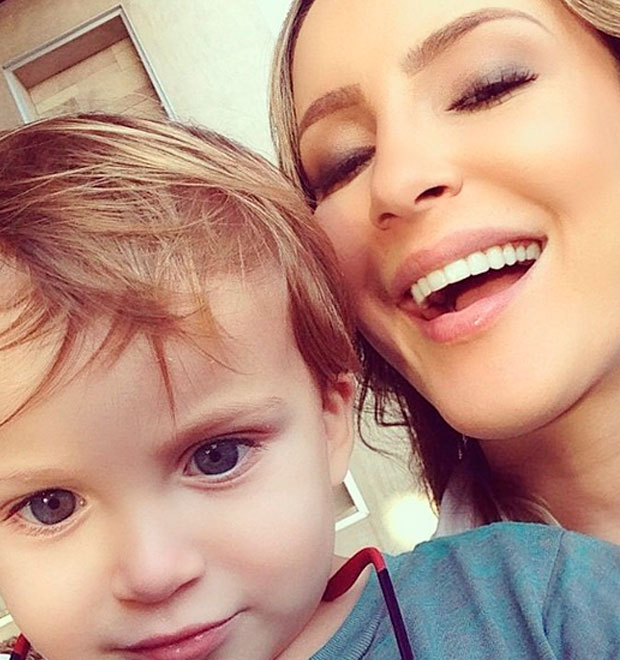 Claudia Leitte posa sorridente com o filho em bastidores de evento