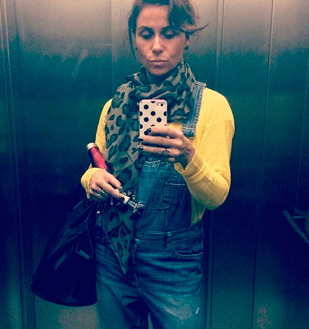 De macacão <i>jeans</i>, Giovanna Antonelli faz <i>selfie</i> no elevador