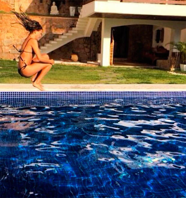 Isis Valverde posta foto no <i>Instagram</i> e diz: <i>tudo arde</i>