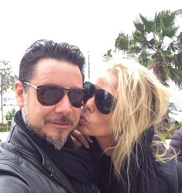 Antes de partir, Adriane Galisteu posta foto romântica com o marido na França