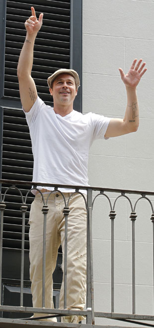 Brad Pitt revela nova tatuagem no estômago, confira!