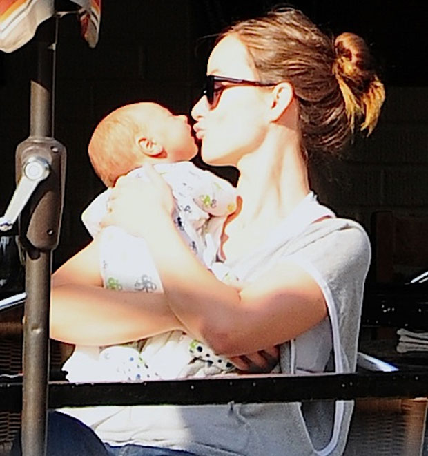 Olivia Wilde beija o filho de um mês, veja!
