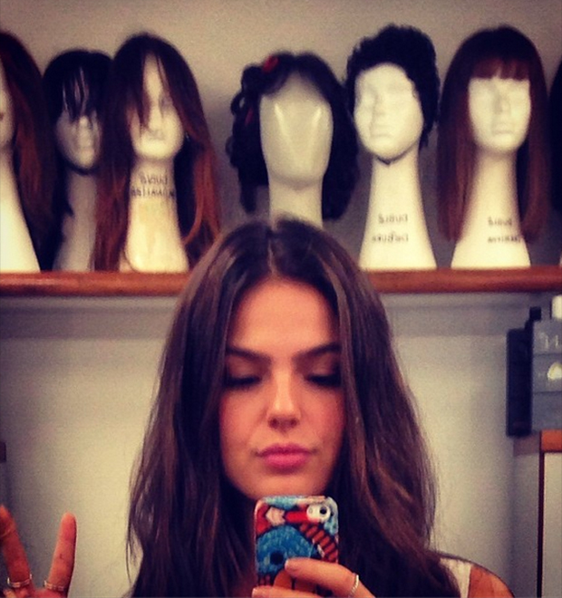 Isis Valverde posa nos bastidores de <i>Boogie Oogie</i>
